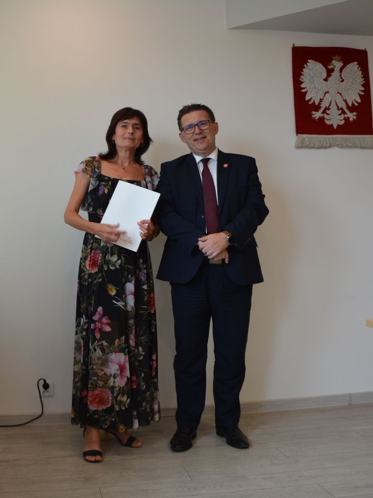 Z lewej strony Dyrektor Uniwersyteckiego Centrum Wsparcia dr. Mariola Mirowska, prof. UJD; obok JM Rektor prof. dr hab. Janusz Kapuśniak