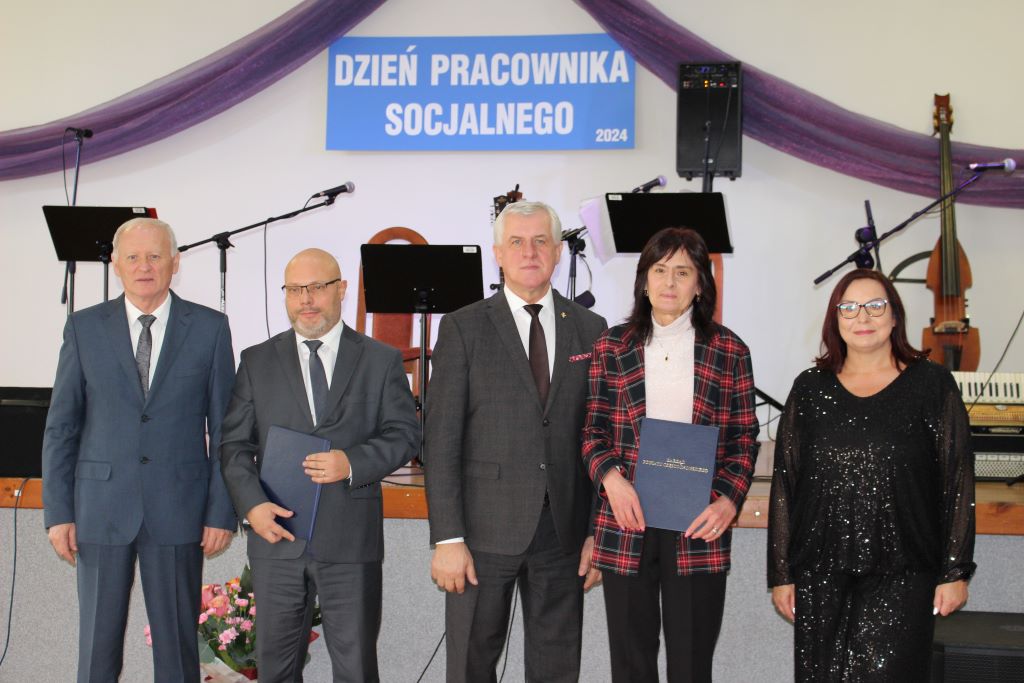 Na zdjęciu pięć osób, uczestników uroczystości z okazji Dnia Pracownika Socjalnego; druga od lewej dr Mariola Mirowska, prof. UJD - Dyrektor Uniwersyteckiego Centrum Wsparcia, Kierownik Katedry Polityki Społecznej, Pracy Socjalnej i Turystyki, Pełnomocnik Rektora ds. Osób z Niepełnosprawnościami.